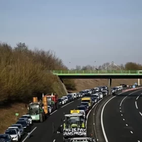 Farmers in France Disrupt Traffic with Tractor Protests Prior to Agricultural Exhibition