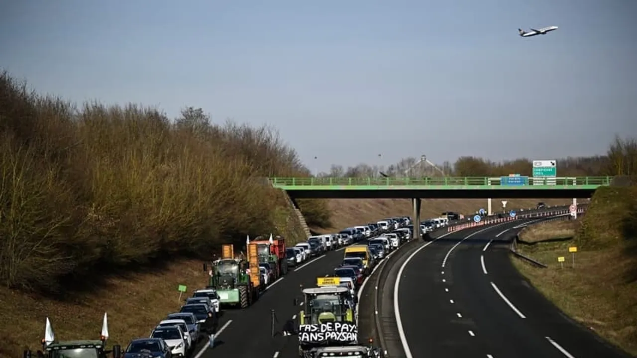 Farmers in France Disrupt Traffic with Tractor Protests Prior to Agricultural Exhibition
